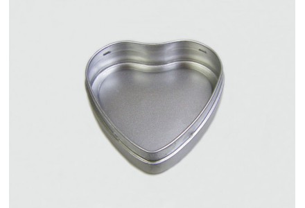 T3261 - Drawn Heart Shaped Tin
